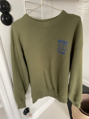 Polar sweatshirt  - En snygg mörk grön Polar sweatshirt perfekt nu när det är kallt ute. Den är i storlek small men den är baggy så den passar större storlekar. Skick 9/10 använd ett fåtal gånger.  Original pris: 1000kr Mitt pris: 600kr