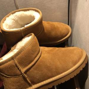 Sjukt fina bruna uggs (ej äkta) i nyskick!! Använda en gång, men var för små för mig😫storlek 38 men passar även 39!! Perfekta till vintern o hur mysiga som helst🔥kan även bytas mot liknande i större storlek!! Hör av dig vid frågor!🥰