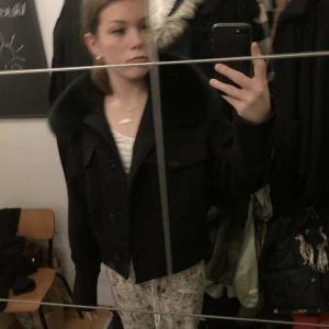 Meotine Jacka - Säljer denna slutsålda meotine jackan pga den inte riktigt passar min stil. Har bara använt den 3 gånger så den är som ny. Xs/s men passar mig som brukar ha s-m. Skriv gärna vid frågor! 