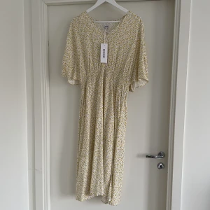 Sommarklänning  - Oanvänd klänningen i storlek 42. Säljer den för 200kr+ köparen står för frakten.