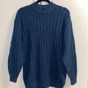 Mörkblå, varm stickad tröja - Varm och härlig stickad tröja i fin mörkblå färg. Lite högra krage, men inte så den är jobbig :) Buda!
