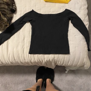 Svart off shoulder - Svart off shoulder tröja LÄGG ENDAST BUD OM DU ÄR HELT SÄKER PÅ KÖP!! Fraktkostnad tillkommer 📦 