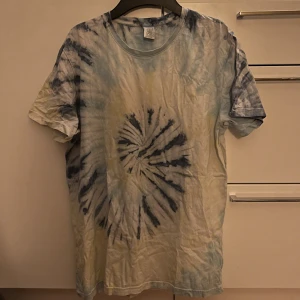 tie dye T-shirt - Oversized tie dye t-shirt. Bra skick!