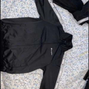 Champion set - Köpte ett champion sett för 700 men när jag fick den passade den inte så har inte använt den. Varför jag inte sickar tillbaka den är för att det kostar 300kr att skicka tillbaka den på JD så det är mer värt att sälja. Dm för bättre bilder.