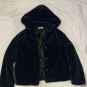 Mörkblå jacka från mango - En mörkblå fejk päls jacka köpt på Mango i storlek XS