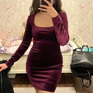 Vinröd sammetsklänning  - Helt oanvänd sammetsklänning i storlek M (passar S också). 