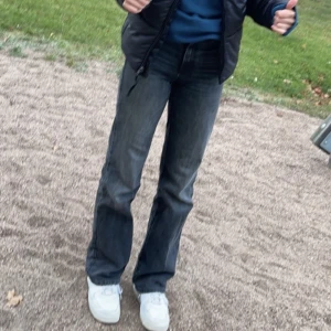 Zara jeans - Säljer mina absolut favoritjeans från zara som tyvärr är förstora nu🫶🏼 (frakten kan bli lite mer än den som står, skriv till mig om du är intresserad så kollar jag upp priset)