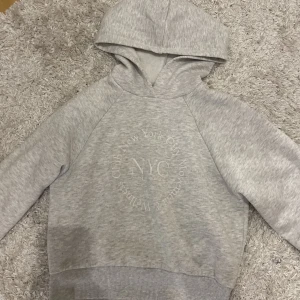 Hoodie - Superfin grå hoodie från ginatricot. Storlek XS