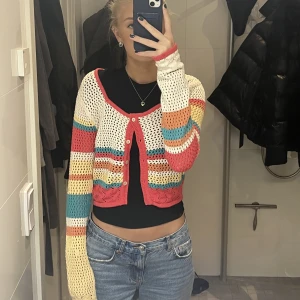 Söt stickad kofta - Väldigt söt och mjuk kofta från Gina tricot använd endast ett par gånger!! 