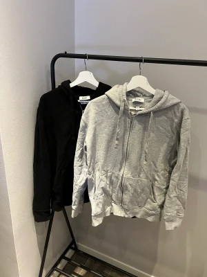 Zip ups - Tröjorna är i bra beg skick köpa på cos, storlek:M, pris:399kr fri frakt!🤝🏻  (blir ej skrynkliga efter de är tvättade)