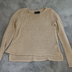 Tunn stickad - En snygg tunn stickad tröja som är lite genomskinlig, använd endast fåtal gånger, strl S🙏🏻