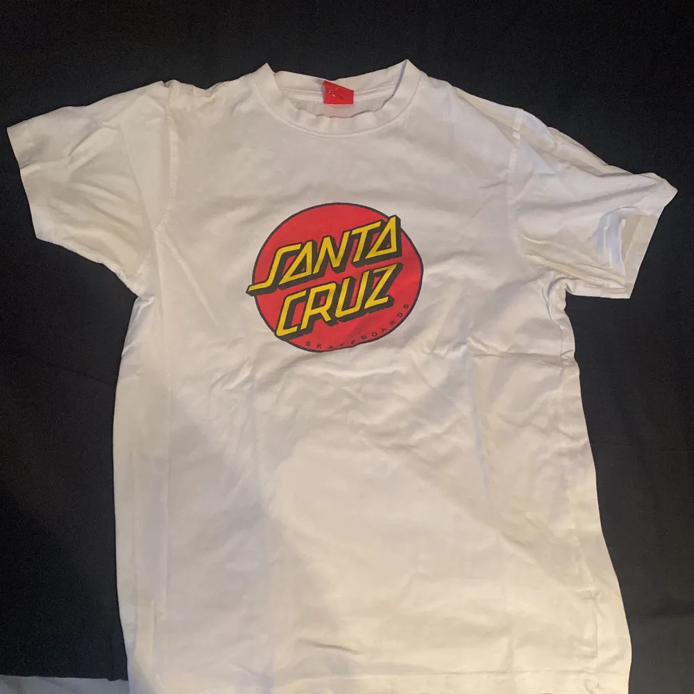 En äkta santa cruz t-shirt, användes en gång, säljer pga fel storlek. Nyskick och har inga tecken på användning! Orginalpris 450kr.. T-shirts.