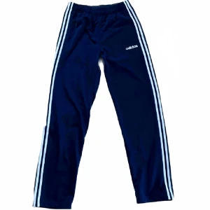 Adidas trackpants - Knappt använda adidas byxor size S