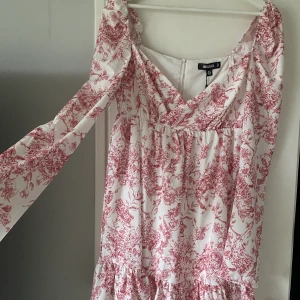 Oanvänd klänning - Oanvänd klänning från Missguided. Långärmad med rosa blommor 💞