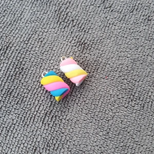 2 st berlocker  - 2 st berlocker marsmallows man kan få det i både örhängen och halsband då kostar det dock extra