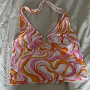 Halterneck topp💘 - Fin halter neck topp! Använd en gång, bra skick. Nice till sommaren