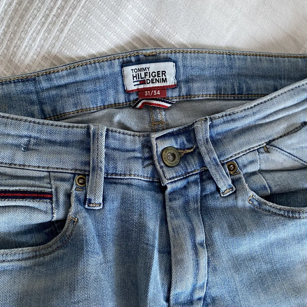 Tommy Hilfiger, blåa jeans Passform: Slim fit Storlek: w 31 l 34. Säljer gör jag växt ur dem. Annars hade jag haft dem, väldigt sköna och stretchiga. Jeans & Byxor.