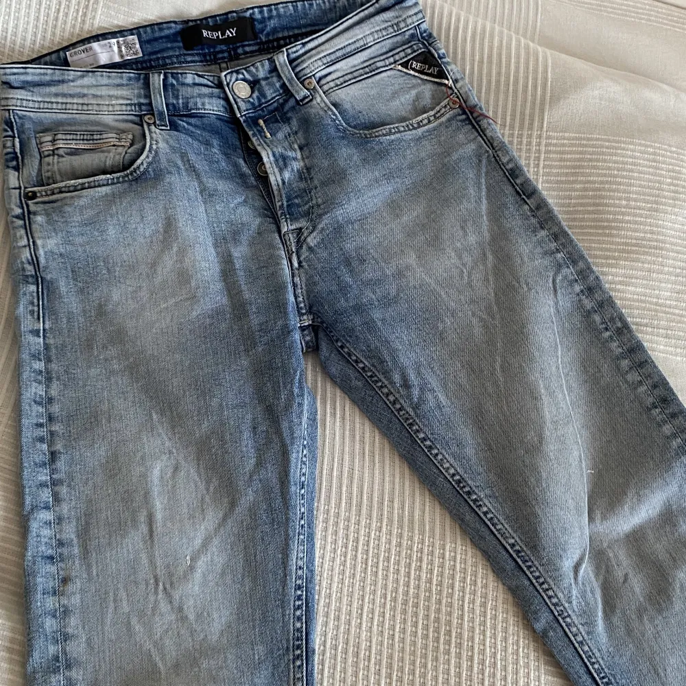 Replay, blåa jeans i fint skick. Nypris: 1399 kr  Säljs för att dem blivit för små. Jeans & Byxor.