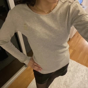 Grå långärmad tröja  - Grå långärmad tröja från Ralph louren. Passar mig som är 174. Endast använd en gång