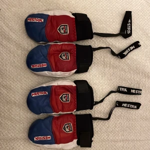 Hestra skidvantar - Hestra skidvantar bara använda under en säsong. Storlek 3 alltså passar de en treåring-femåring ungefär. De har lite missfärgning på vissa ställen men de är i bra skick. De säljs inte längre och var köpta för 500kr paret. 