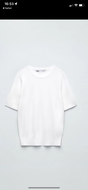 Stickad t shirt - En jättefin stickad t shirt i storlek S❤️❤️ i jättebra kvalitet använd bara en gång, säljer pga inte min stil❤️❤️