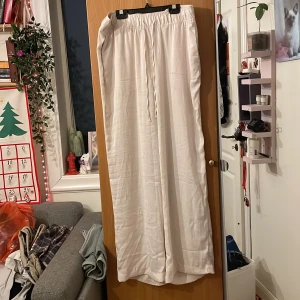 Byxor - Ett par byxor från okänt märke. De har samma model som linnebyxor men de är inte i linne. Materialen vet jag inte vad det är men det verkar vara en blandning av silke och bomull. Helt oanvända och i bra skick 