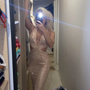 Guld / biege paljett lång klänning  - XS passar även S , perfekt Nyårs outfit, köptes på bubbleroom. Använt en gång i några timmar. Pris på Bubbleroom 3000:-. Mitt pris 1000 kr