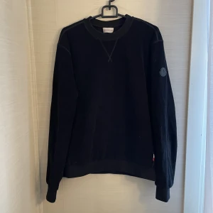 Moncler sweatshirt - Moncler tröja Storlek S/M Skick: 9/10 Pris 2500kr Tröjan är limiterad så finns ej i marknaden.