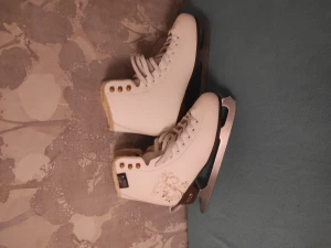 Konståkningsskridskor storlek 40 - Konståkningsskridskor använda 3 gånger, ser ut som nya. Storlek 40 finns i Timrå kommun kan köras till rimligt avstånd, upphämtning eller postas. Frakten står du för vid postning.