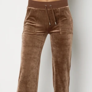 Juicy byxor BYTE - Hej! Jag undrar om någon är intresserad byta dessa mot en annan färg. XS eller xxs funkar. Dom jag har är ljusbruna i stl XS  KAN TÄNKA MIG SÄLJA VID BRA PRIS