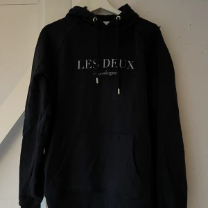 Hoodies - Säljer dessa tre hoodies rå jag inte använder dem längre, Tommy hilfiger hoodien är strl s och använd en gång, les deux hoodien är strl m och bara använda d några gånger, sista hoodien e strl s me väldigt bra skick, pris diskuteras i dm 