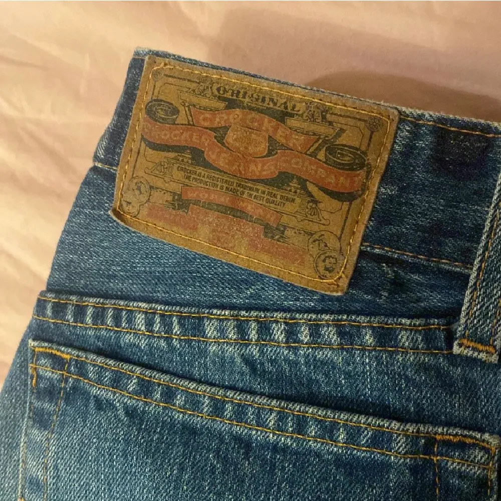 Säljer dessa lågmidjade crocker jeans som är insydda hos skräddare. Midjemått 82, innerbenslämgd 71 cm och hon på bilden är cirka 163. (bilder från förra ägaren). W31 L34. Jeans & Byxor.