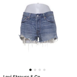 Jeansshorts  - Intressekoll!! på mina jeansshorts från Levis. Köpte på Sellpy men gillade inte hur de satt på mig. Strl 28💗