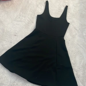 Klänning - Fin svart klänning, knappt använd. Från H&M