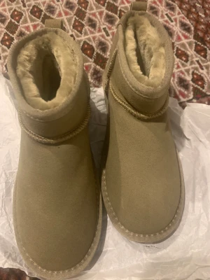 Uggs - Helt nya oanvända ”fake” uggs. Beställde fel och kunde inte lämna tillbaka men säljer för 200 kr per par beiga stl.38  Svarta strl.38 Svarta strl.40( passar 39 också) 