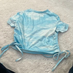 croptop - fin blå/vit tiedye tröja från shein. använd 1 gång