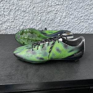 Fotbollsskor f50 adizero - F50 i toppskick! Passar på både för gräs och konstgräs. Priset kan diskuteras.  Strl 46