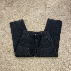 Carhartt jeans strlk 34/34 - Lite slitningar vid fötterna, omsydda i midjan som inte syns