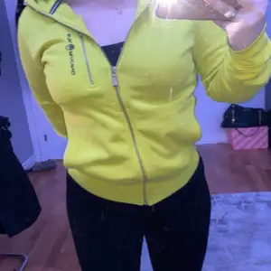 Neon gul/grön Sail racing hoodie i storlek S. Aldrig använd! Köptes på hede fashion outlet.  kan mötas upp i Göteborg/Mölndal/Kungsbacka. Kan även frakta, frakten står man för själv 🥰