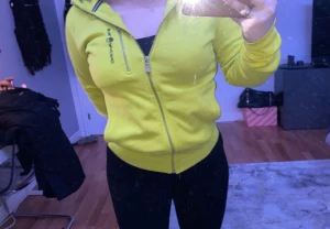 Sail racing S - Neon gul/grön Sail racing hoodie i storlek S. Aldrig använd! Köptes på hede fashion outlet.  kan mötas upp i Göteborg/Mölndal/Kungsbacka. Kan även frakta, frakten står man för själv 🥰