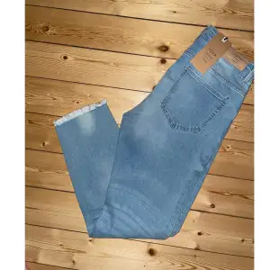Cropped Jeans ”Tova, the slim” från Lindex i storlek 42. Aldrig använda och prislappen (299kr) är kvar. Köparen står för fraktkostnaden.