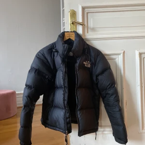 Northface jacka - Använd men är i väldigt bra skick. Kan mötas upp i Göteborg den 19-20 december. Annars från 2a januari och framåt. Storlek XS men passar mig som har S och är 172 cm lång.   Mått:  Om jag lägger jackan plant och mäter den nedtill så är bredden ca 48cm.  