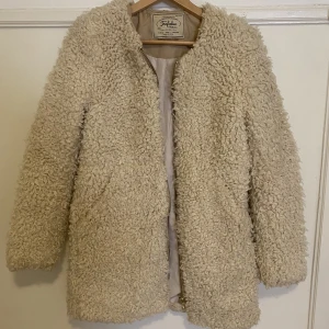 Teddy jacka  - Storlek L men liten passar en m 
