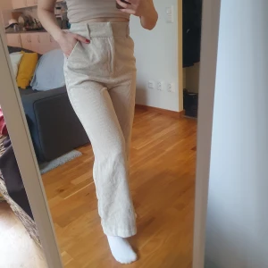 Manchesterbyxor  - Manchester byxor från Gina Tricot 🤍 Supersköna och mjuka byxor som sitter snyggt på!   Bra skick, sparsamt använda 