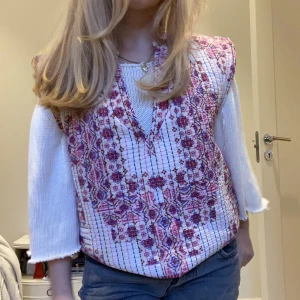 Topp från Zara - Säljer denna såå snygga och eftertraktade toppen från Zara då den tyvärr blivit lite stor:( möts upp på Östermalm eller fraktar! 