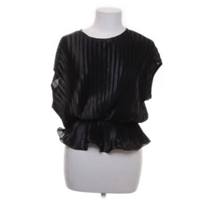 Skit snygg Nyårstopp från Chaira Forthi Milano - Säljer denna snygga Nyårstoppen ifrån Chaira Forthi Milano! Perfekt att ha på fest eller till nyår! Storlek S men kan passa M! Nyskick och inga defekter, kontakta mig för mer info💕