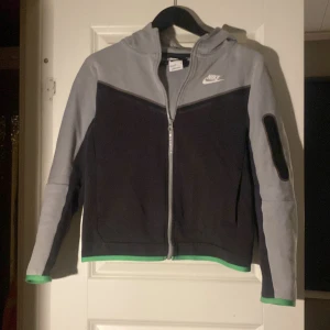 nike tech fleece  - Säljer denna tröjan för 500 men priset kan diskuteras.