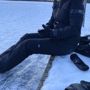 Dope snowboard byxa - Säljer mina skid/snowboard byxor från dope! Använda 2 veckor i fjällen. Mkt fint skick. Passar 36/38 och de går att anpassa i midjan och även ha skärp i. Så snygga!