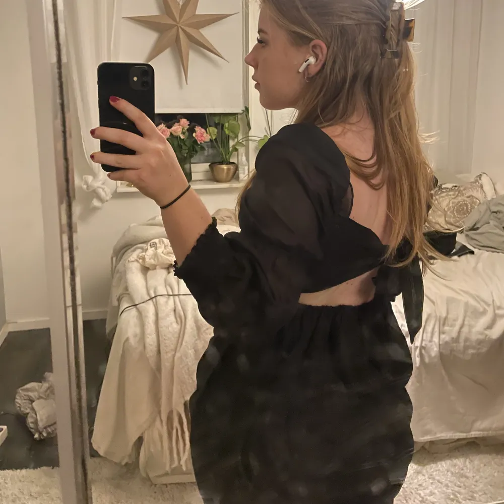 Klänning från HM. Typ organza. Rosett i ryggen. Söt till nyår med ett par stövlar. Storlek 38 men mer som S. Mekot.