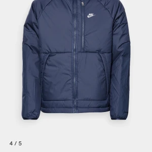 Nike jacka  - Säljer min helt nya Nike jacka i storlek M.  Blå med mjuk insida, perfekt till vintern och våren. Helt i nyskick.  Nypris : 1349kr Mitt pris 800kr